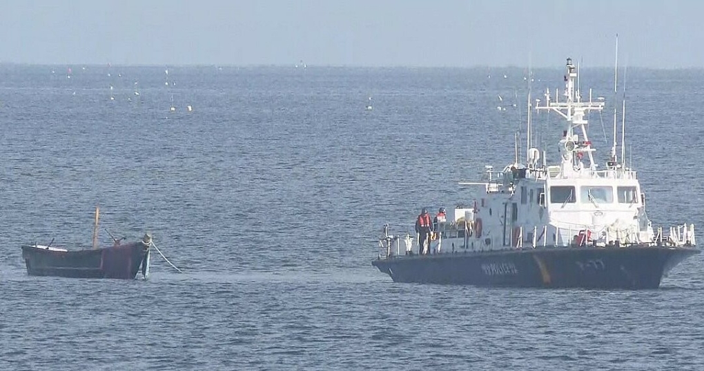 Tàu chấp pháp Hàn Quốc kéo theo thuyền gỗ của ngư dân Triều Tiên được phát hiện trôi dạt trên vùng biển phía đông bán đảo vào tháng 10/2023. Ảnh: Yonhap