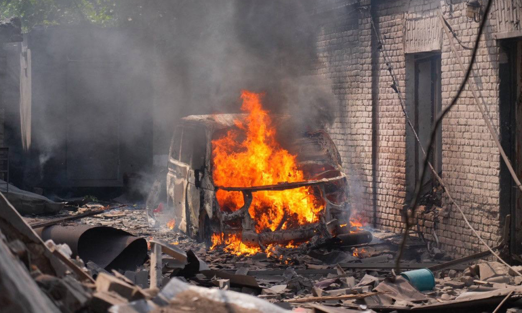 Ôtô bốc cháy sao đòn tập kích của Nga vào Zaporizhzhia sáng 7/7. Ảnh: Chính quyền quân sự do Ukraine bổ nhiệm ở Zaporizhzhia