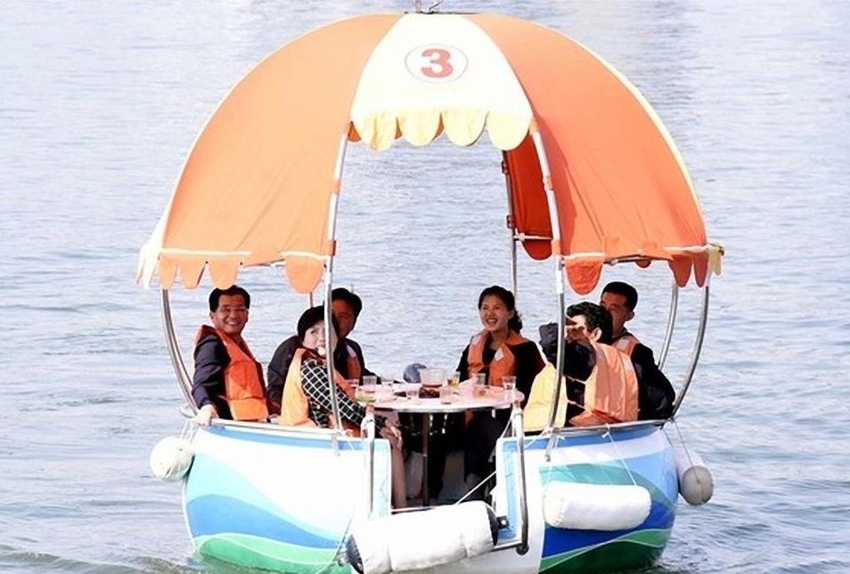 Thuyền được trang bị mái che và bếp nướng trên sông Taedong, Triều Tiên, trong bức ảnh do Choson Sinbo công bố ngày 7/7. Ảnh: Yonhap