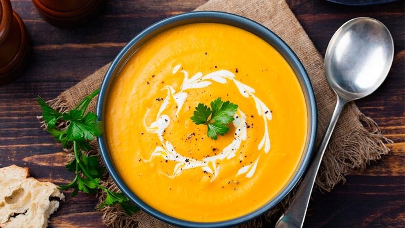 Súp bí đỏ nấu gừng làm ấm tỳ vị tốt cho người làm việc lâu trong điều hòa.