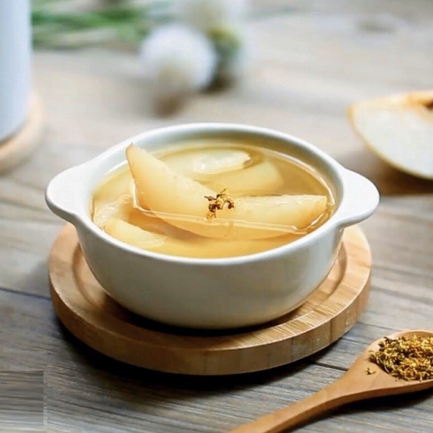 Lê hấp gừng, mật ong giúp giảm ho, khô cổ do làm việc trong điều hòa lâu.