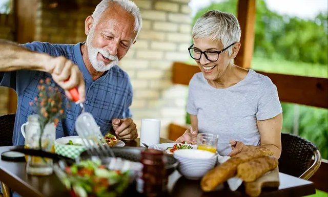 Người cao tuổi nên ăn uống đủ dinh dưỡng để tăng cường khả năng miễn dịch. Ảnh: ABLW