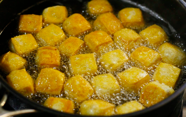 Việc giảm lượng muối và dầu một cách mù quáng đôi khi có thể gây hại cho sức khỏe. Ảnh: T.L