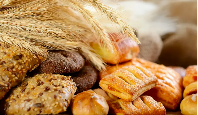 Chọn carbohydrate có chỉ số đường huyết thấp, chẳng hạn như gạo lứt, yến mạch, khoai lang và các sản phẩm từ lúa mì nguyên cám. Ảnh minh hoạ