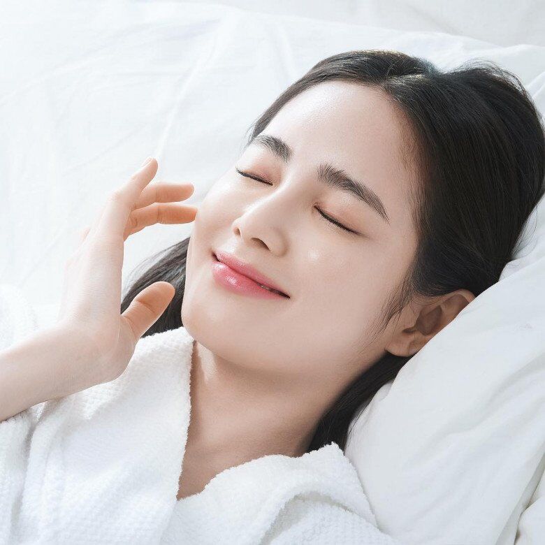 Ban đêm là thời điểm cần phục hồi cho làn da và bạn có thể sử dụng các sản phẩm chống lão hóa.