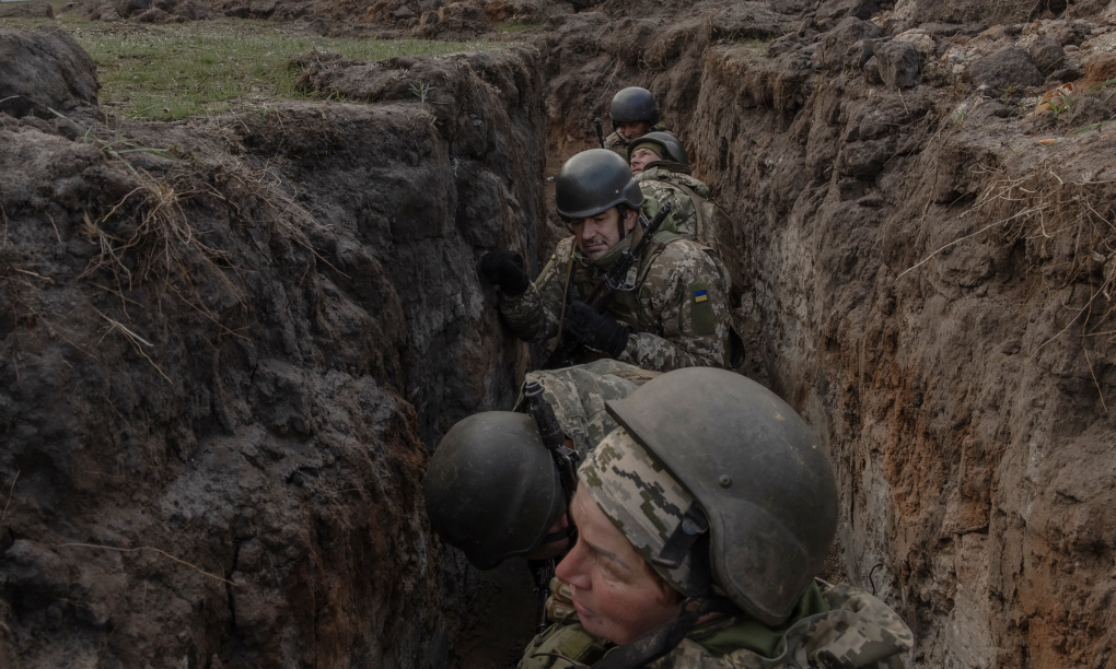 Thành viên Lữ đoàn Cơ giới số 24 Ukraine luyện tập trong chiến hào tại tỉnh Donetsk hôm 18/3. Ảnh: AFP