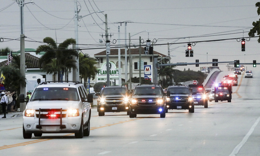 Đoàn xe hộ tống ông Trump trên Đại lộ Nam từ sân bay Palm Beach về Mar-a-Lago ngày 17/1/2020. Ảnh: AP