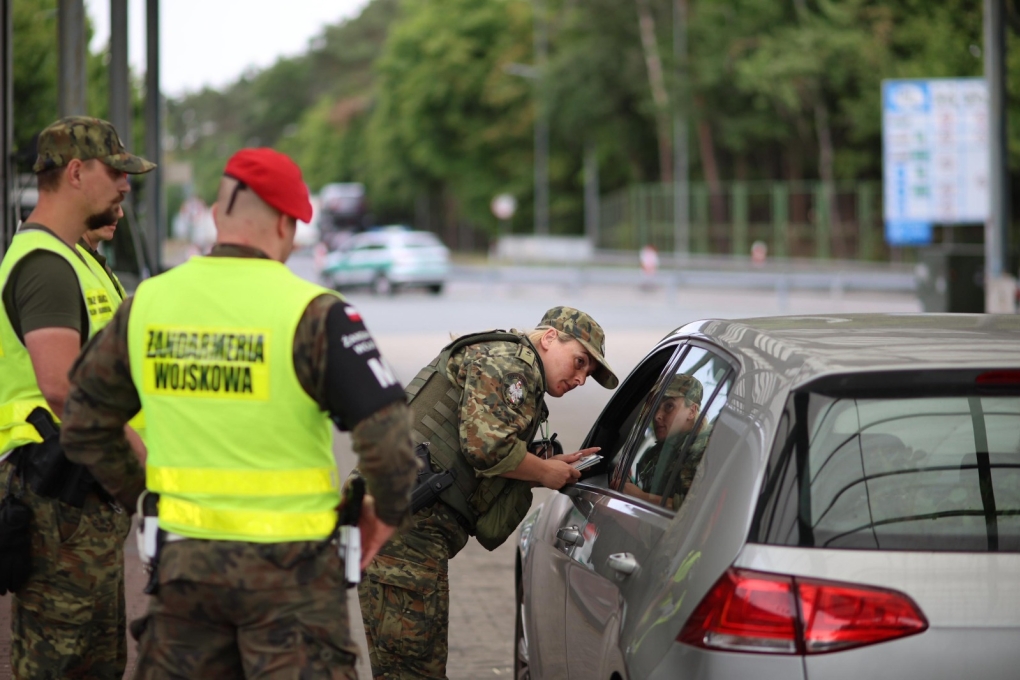 Quân nhân Ba Lan kiểm tra phương tiện từ Đức qua chốt kiểm soát biên giới ngày 7/7. Ảnh: Bộ Nội vụ Ba Lan