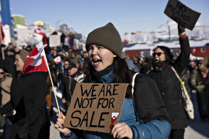 Đám đông biểu tình trước lãnh sự quán Mỹ ở Nuuk, Greenland, hôm 15/3, phản đối ý tưởng Mỹ mua lại hòn đảo. Ảnh: AFP