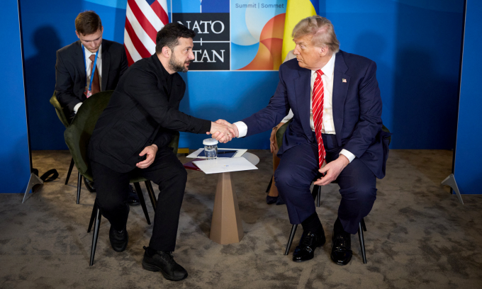Tổng thống Ukraine Zelensky (trái) và người đồng cấp Mỹ Trump tại cuộc gặp bên lề hội nghị thượng đỉnh NATO ở Hà Lan hôm 25/6. Ảnh: AFP