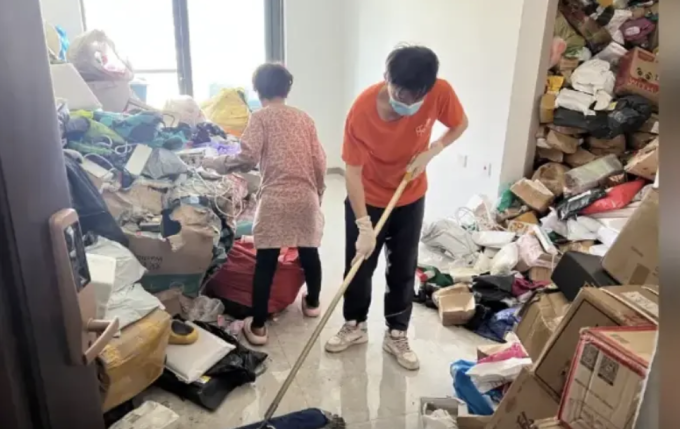 Những kiện hàng đặt mua online chất thành núi trong căn hộ rộng hơn 80 m2 của bà Wang ở Thượng Hải, được nhân viên vệ sinh dọn dẹp, tháng 5/2024. Ảnh: Sohu