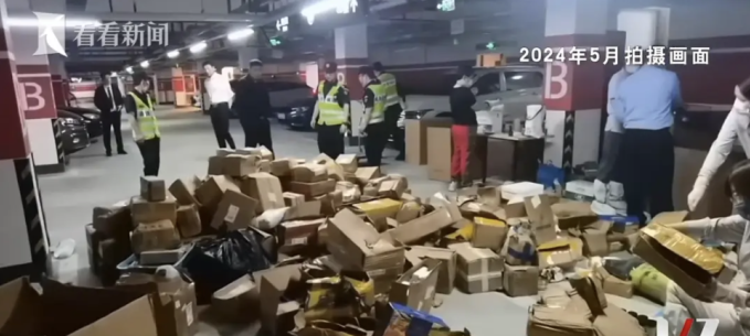 Một phần nhỏ các kiện hàng của bà Wang được cơ quan chức năng dọn dẹp, tập kết dưới hầm để xe của tòa nhà ở Thượng Hải hồi tháng 5/2024. Ảnh: Sohu