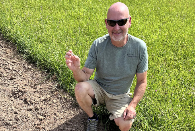 Ông Wayne Corprew tìm thấy nhẫn cưới sau 15 năm đánh rơi ở trang trại rộng 20 hecta. Ảnh: WP