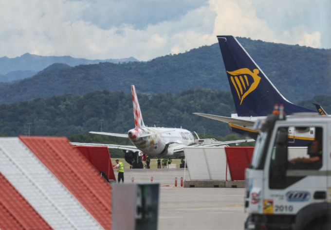 Máy bay đỗ tại sân bay Milan Bergamo, Italy, sau sự cố ngày 8/7. Ảnh: Reuters