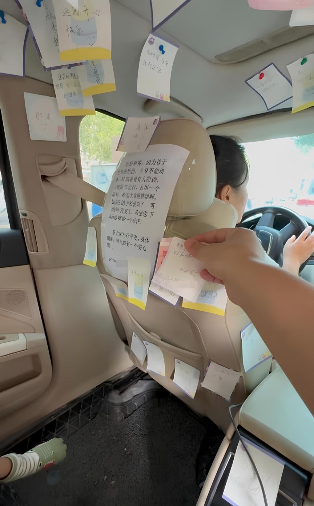 Những tờ giấy nhớ hành khách động viên mẹ con Zhang. Ảnh: Handout