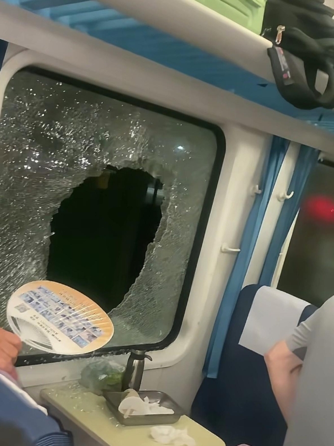 Cửa sổ tàu hỏa bị đập vỡ. Ảnh: