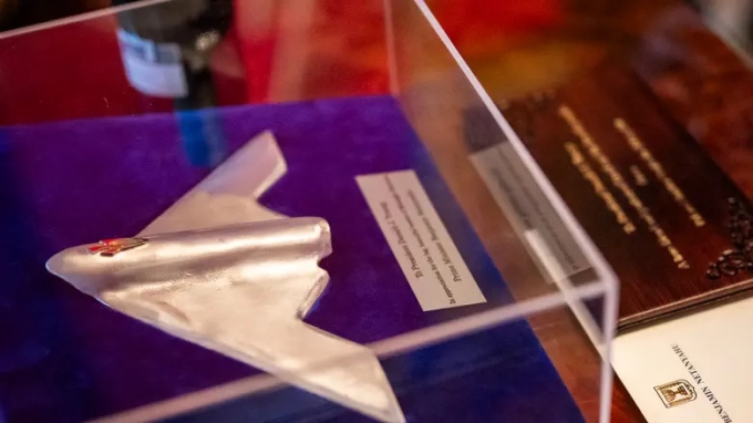 Mô hình oanh tạc cơ B-2 được Thủ tướng Netanyahu tặng cho Tổng thống Trump ngày 7/7. Ảnh: Arutz Sheva