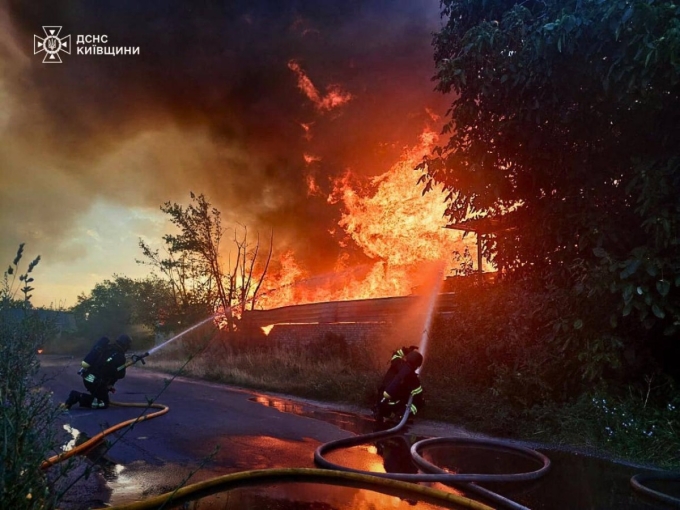 Lính cứu hỏa Ukraine nỗ lực dập tắt đám cháy sau cuộc tấn công của Nga vào khu vực Kiev ngày 9/7. Ảnh: AFP