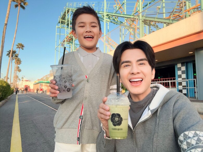 Đan Trường dành thời gian bên con trong dịp nghỉ hè.