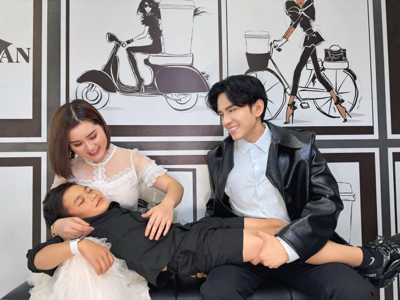 Đan Trường - Thủy Tiên dù đã ly hôn nhưng luôn đồng hành cùng nhau trong công việc lẫn cuộc sống.