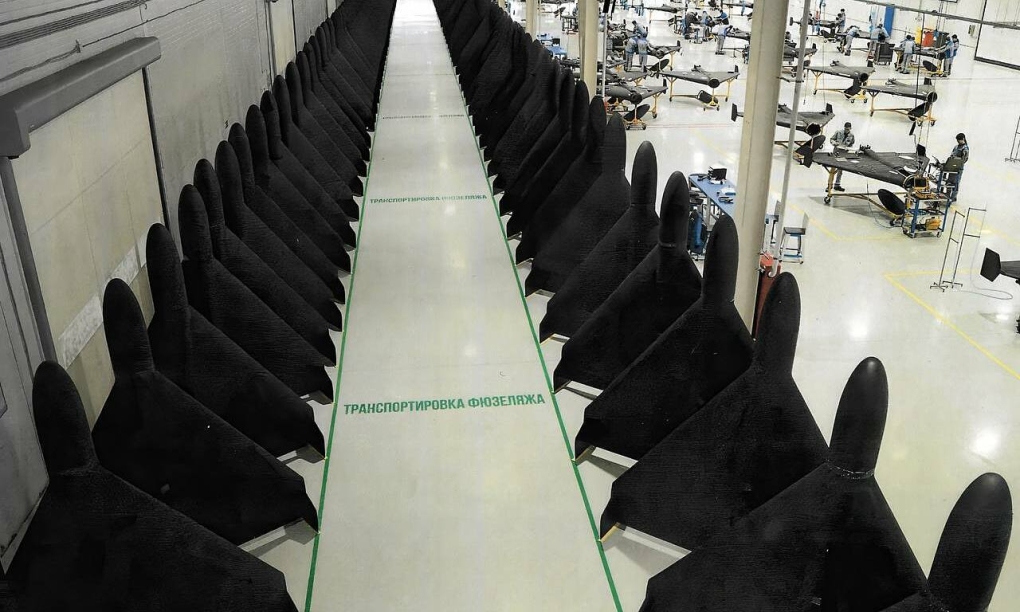 Loạt UAV Geran-2 chờ lắp đặt trong ảnh công bố hôm 5/3. Ảnh: Telegram/SolovievLive