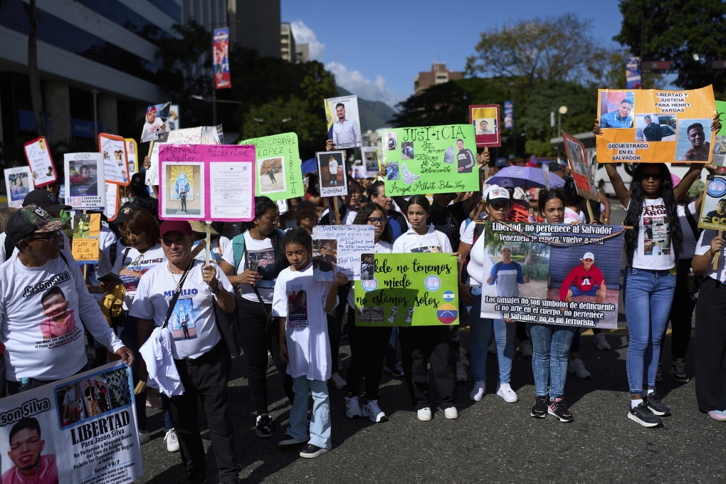 Người Venezuela biểu tình ở thủ đô Caracas ngày 10/7 để yêu cầu Mỹ hồi hương các bé có bố mẹ bị trục xuất. Ảnh: AP