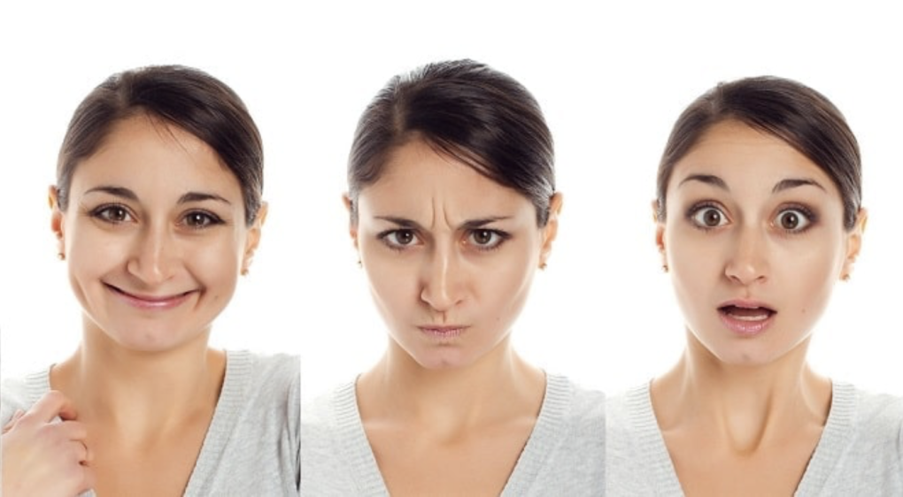 Nụ cười gượng, cau mày hay cái nhếch mép đều là những biểu cảm gương mặt của người độc hại, theo chuyên gia. Ảnh minh họa: P.S