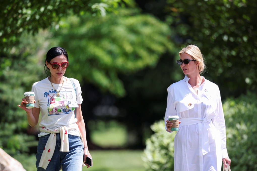 Ivanka Trump (phải) và Đặng Văn Địch đi dạo trong khu nghỉ. Ảnh: Reuters