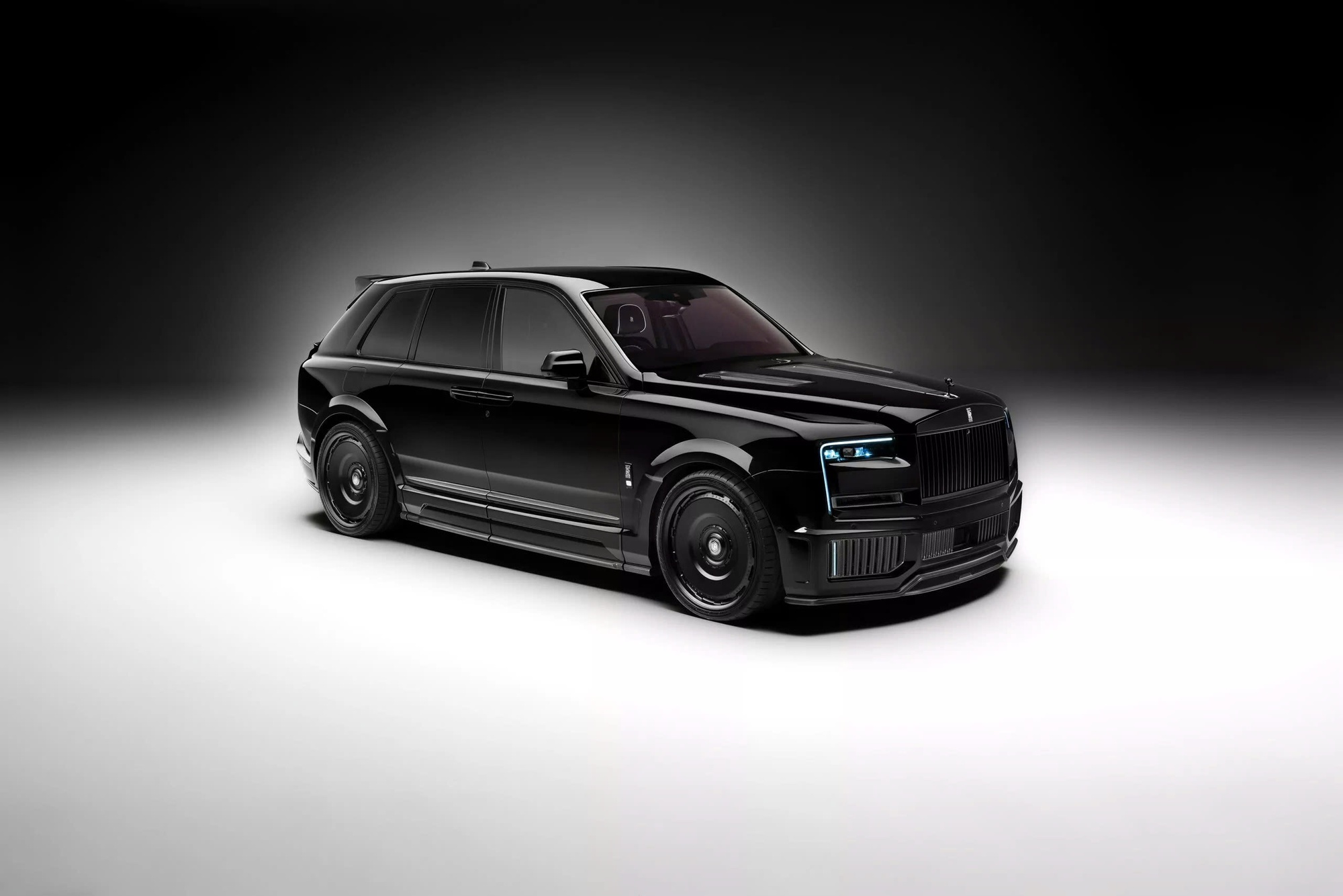 SUV siêu sang Rolls-Royce Cullinan có gói độ mới: Giá gấp 1,5 lần tiền mua xe, ngoại thất toàn sợi carbon, mâm 24 inch- Ảnh 2. SUV siêu sang Rolls-Royce Cullinan có gói độ mới: Giá gấp 1,5 lần tiền mua xe, ngoại thất toàn sợi carbon, mâm 24 inch- Ảnh 2.
