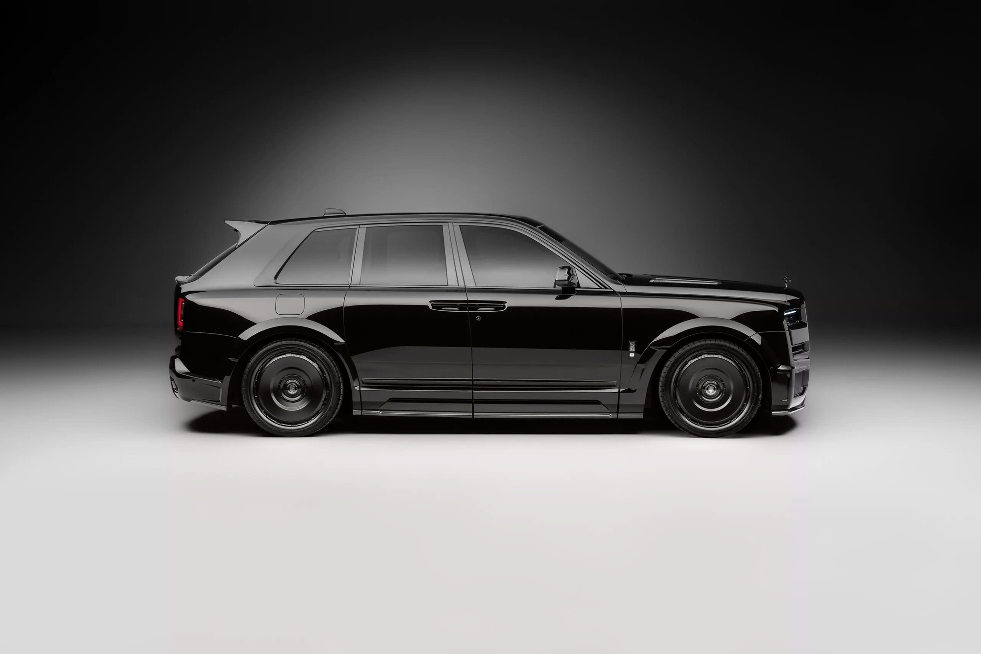 SUV siêu sang Rolls-Royce Cullinan có gói độ mới: Giá gấp 1,5 lần tiền mua xe, ngoại thất toàn sợi carbon, mâm 24 inch- Ảnh 3. SUV siêu sang Rolls-Royce Cullinan có gói độ mới: Giá gấp 1,5 lần tiền mua xe, ngoại thất toàn sợi carbon, mâm 24 inch- Ảnh 3.
