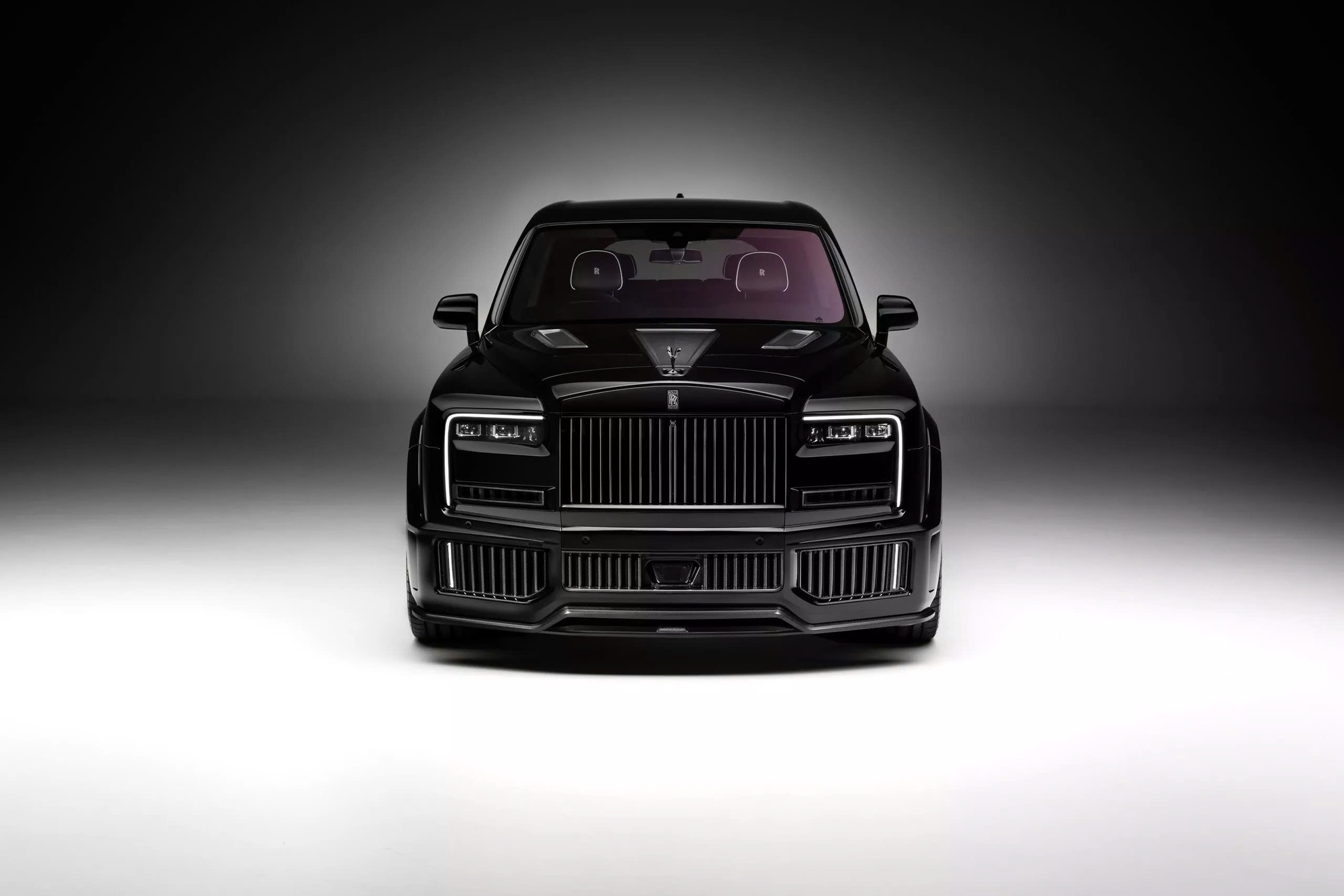 SUV siêu sang Rolls-Royce Cullinan có gói độ mới: Giá gấp 1,5 lần tiền mua xe, ngoại thất toàn sợi carbon, mâm 24 inch- Ảnh 4. SUV siêu sang Rolls-Royce Cullinan có gói độ mới: Giá gấp 1,5 lần tiền mua xe, ngoại thất toàn sợi carbon, mâm 24 inch- Ảnh 4.