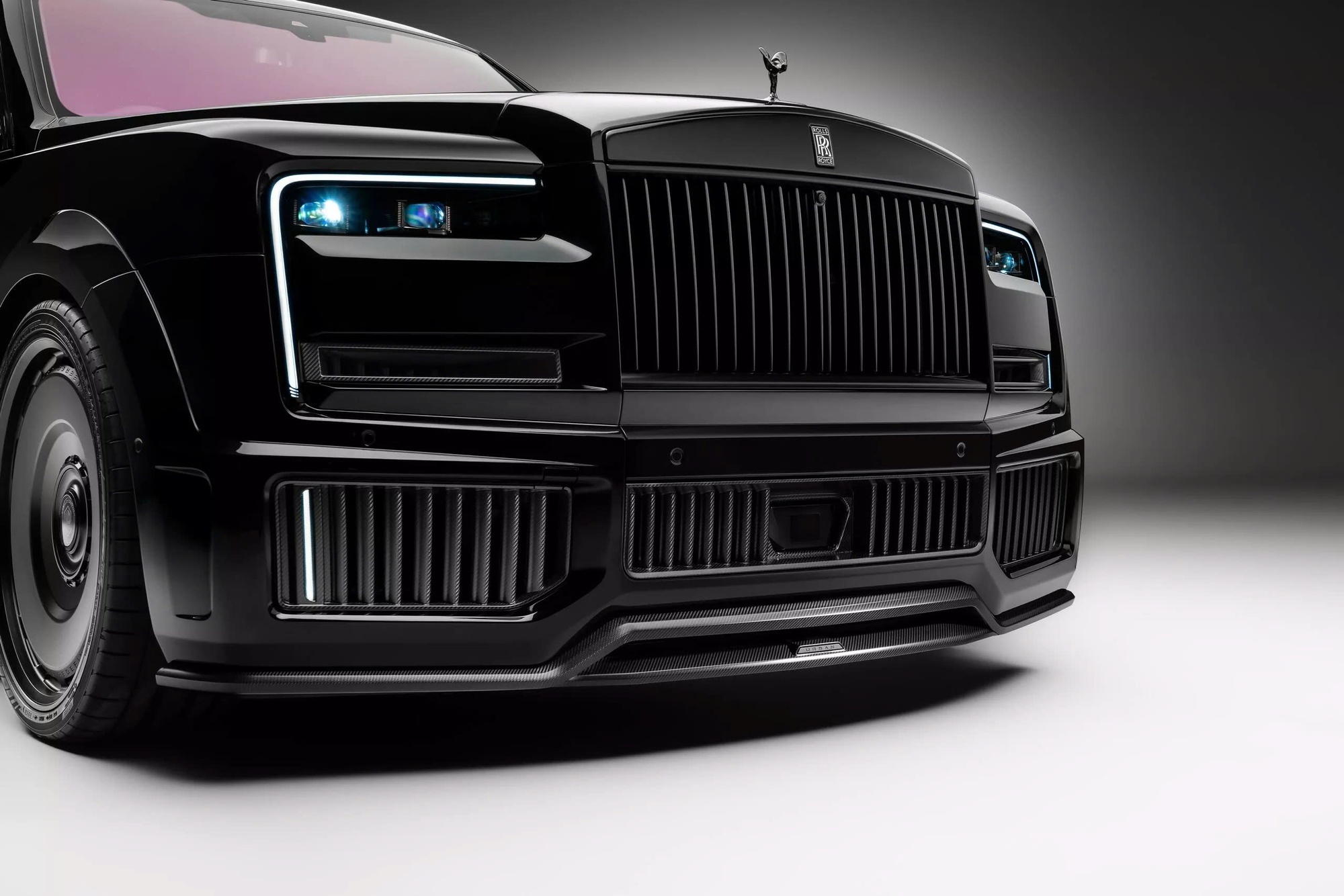 SUV siêu sang Rolls-Royce Cullinan có gói độ mới: Giá gấp 1,5 lần tiền mua xe, ngoại thất toàn sợi carbon, mâm 24 inch- Ảnh 6. SUV siêu sang Rolls-Royce Cullinan có gói độ mới: Giá gấp 1,5 lần tiền mua xe, ngoại thất toàn sợi carbon, mâm 24 inch- Ảnh 6.