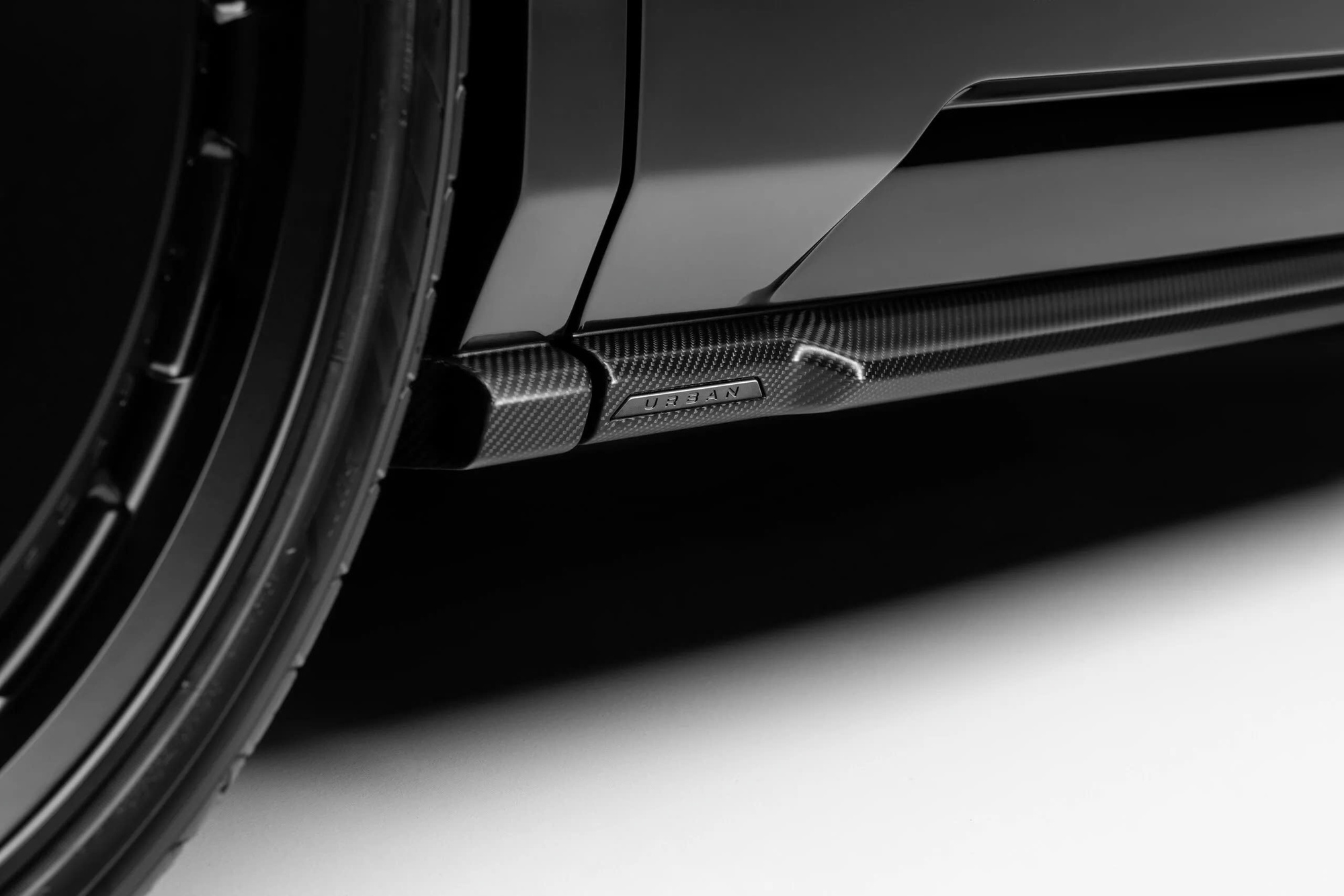 SUV siêu sang Rolls-Royce Cullinan có gói độ mới: Giá gấp 1,5 lần tiền mua xe, ngoại thất toàn sợi carbon, mâm 24 inch- Ảnh 8. SUV siêu sang Rolls-Royce Cullinan có gói độ mới: Giá gấp 1,5 lần tiền mua xe, ngoại thất toàn sợi carbon, mâm 24 inch- Ảnh 8.