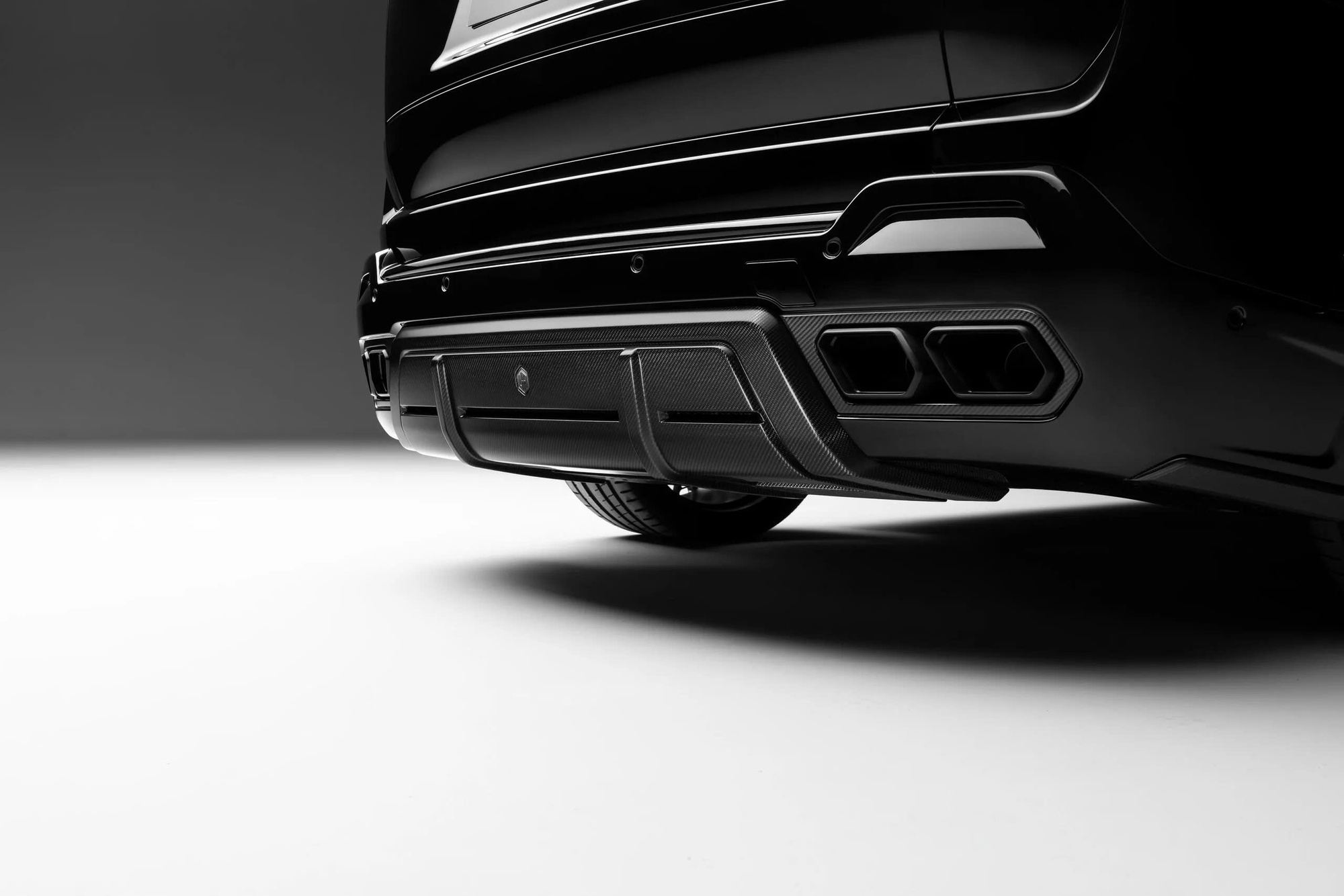 SUV siêu sang Rolls-Royce Cullinan có gói độ mới: Giá gấp 1,5 lần tiền mua xe, ngoại thất toàn sợi carbon, mâm 24 inch- Ảnh 9. SUV siêu sang Rolls-Royce Cullinan có gói độ mới: Giá gấp 1,5 lần tiền mua xe, ngoại thất toàn sợi carbon, mâm 24 inch- Ảnh 9.