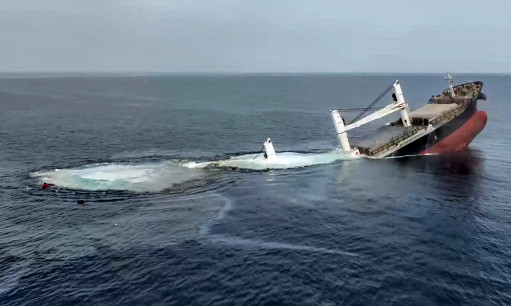 Tàu hàng Eternity C đang chìm sau khi trúng tên lửa Houthi hôm 9/7. Ảnh: AFP