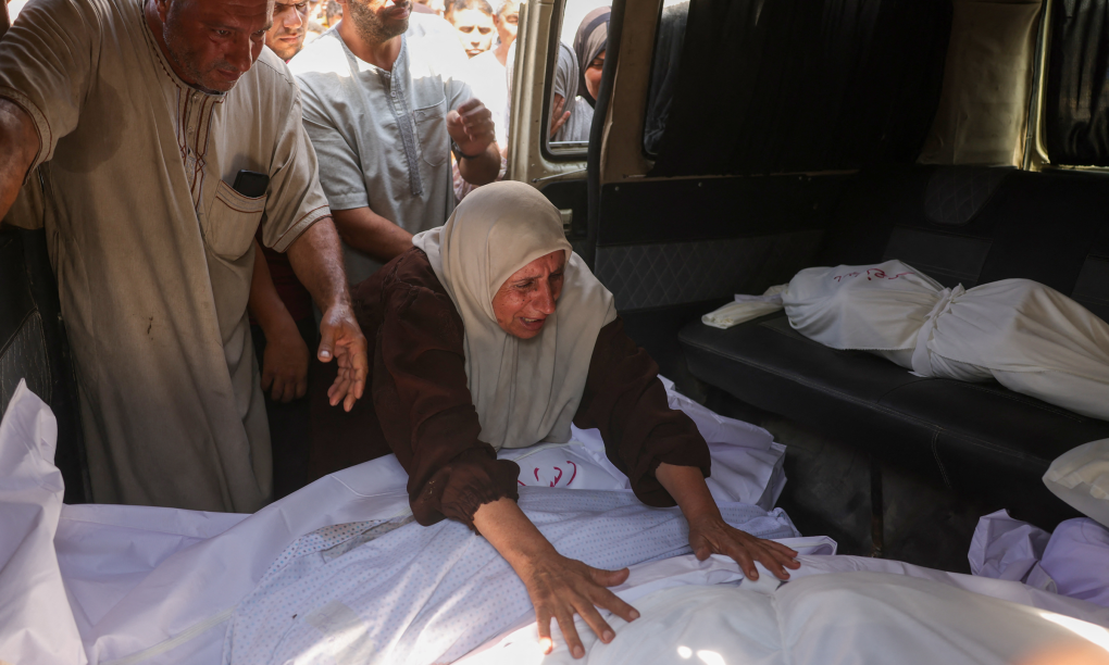 Một phụ nữ than khóc tại lễ tang của người thân bị Israel tập kích sát hại ở miền bắc Dải Gaza hôm 11/7. Ảnh: AFP