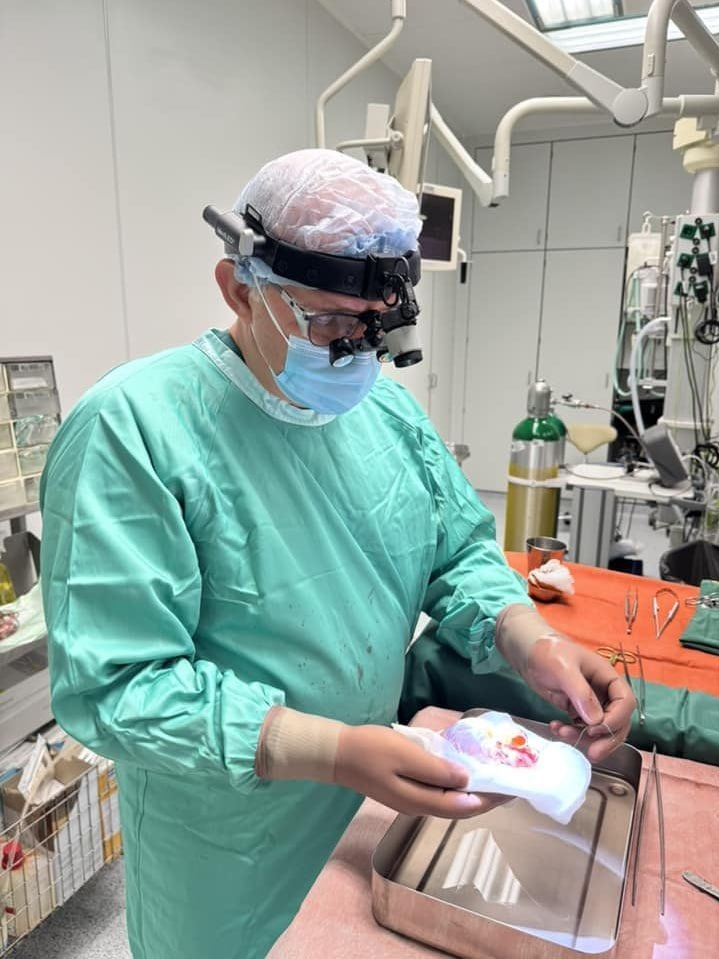 Bác sĩ Todurov cầm quả tim hiến tặng, chuẩn bị cấy ghép cho bệnh nhân. Ảnh: Facebook/Viện Tim Kiev