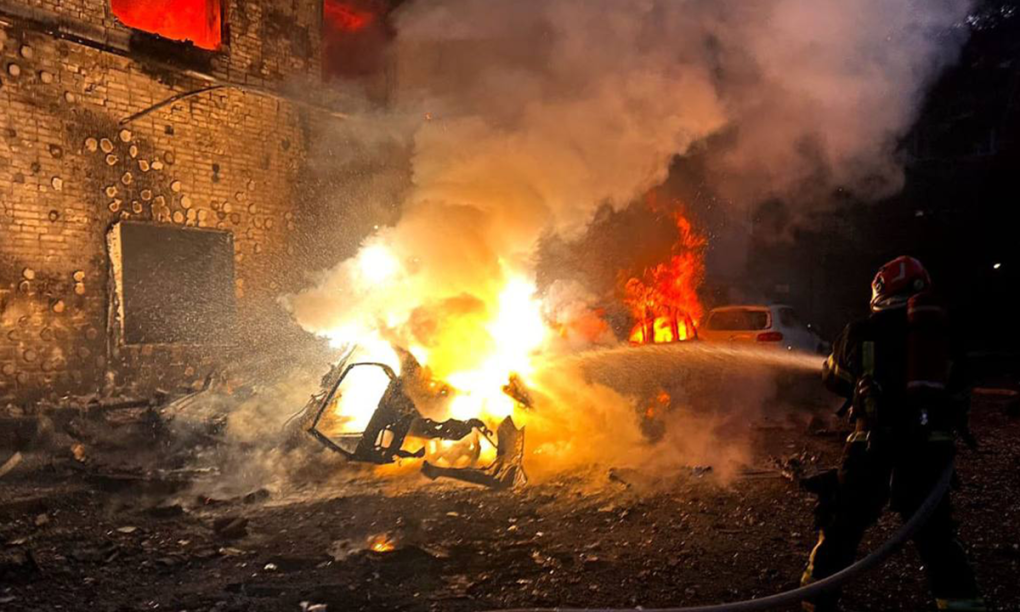 Lính cứu hỏa dập lửa sau đòn tập kích của Nga vào thành phố Lviv của Ukraine hôm 12/7. Ảnh: SES