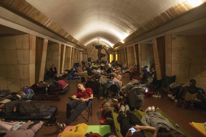 Người dân Ukraine trú ẩm dưới sân ga tàu điện ngầm ở Kiev trong một đợt tấn công của Nga ngày 10/7. Ảnh: AP