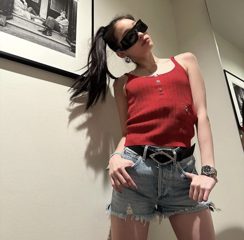 Phong cách thời trang của amp;#34;công chúa nhà tài phiệtamp;#34; sinh năm 2002: Giản dị mà sang, chuẩn amp;#34;quiet luxuryamp;#34; khiến giới trẻ mê mẩn - 7