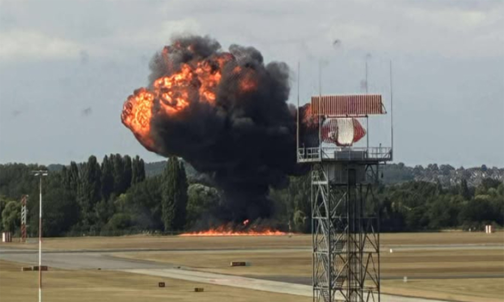 Quả cầu lửa bùng lên sau khi máy bay rơi ở sân bay London Southen, Anh ngày 13/7. Ảnh: Sky News