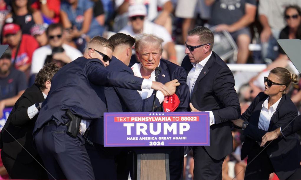 Mật vụ Mỹ vây quanh cựu tổng thống Donald Trump sau khi ông bị bắn ở hạt Butler, bang Pennsylvania tháng 7/2024. Ảnh: AP