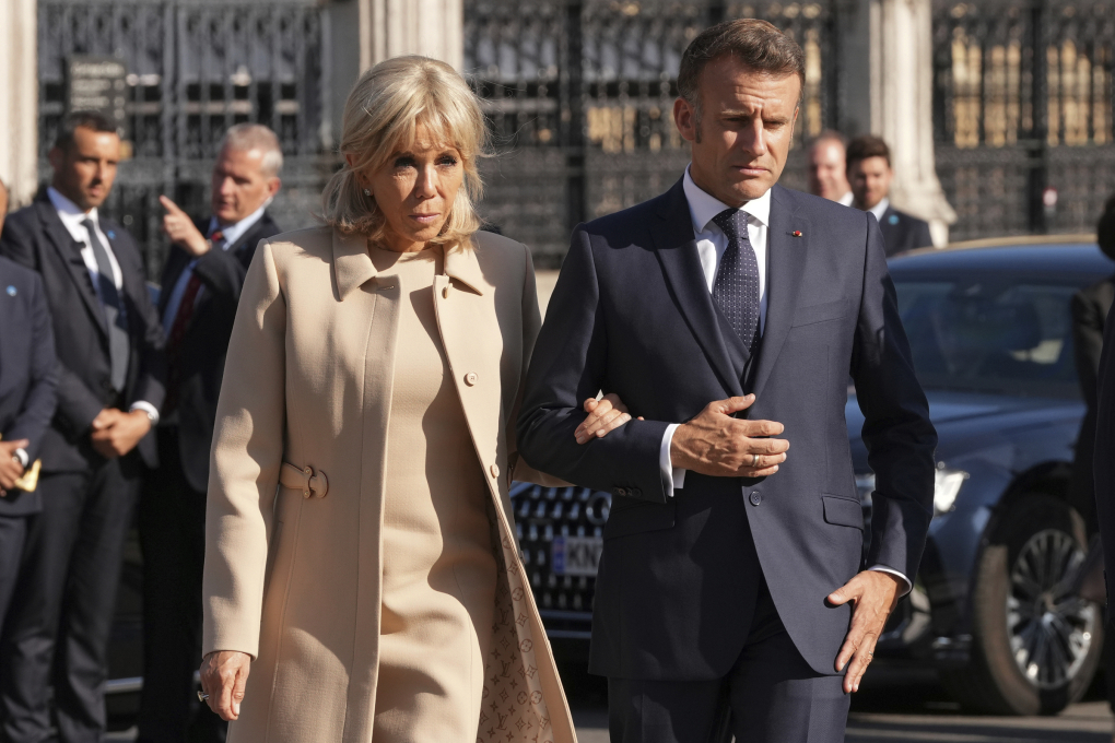 Tổng thống Pháp Emmanuel Macron và Đệ nhất phu nhân Brigitte Macron tại London, Anh, ngày 8/7. Ảnh: AP