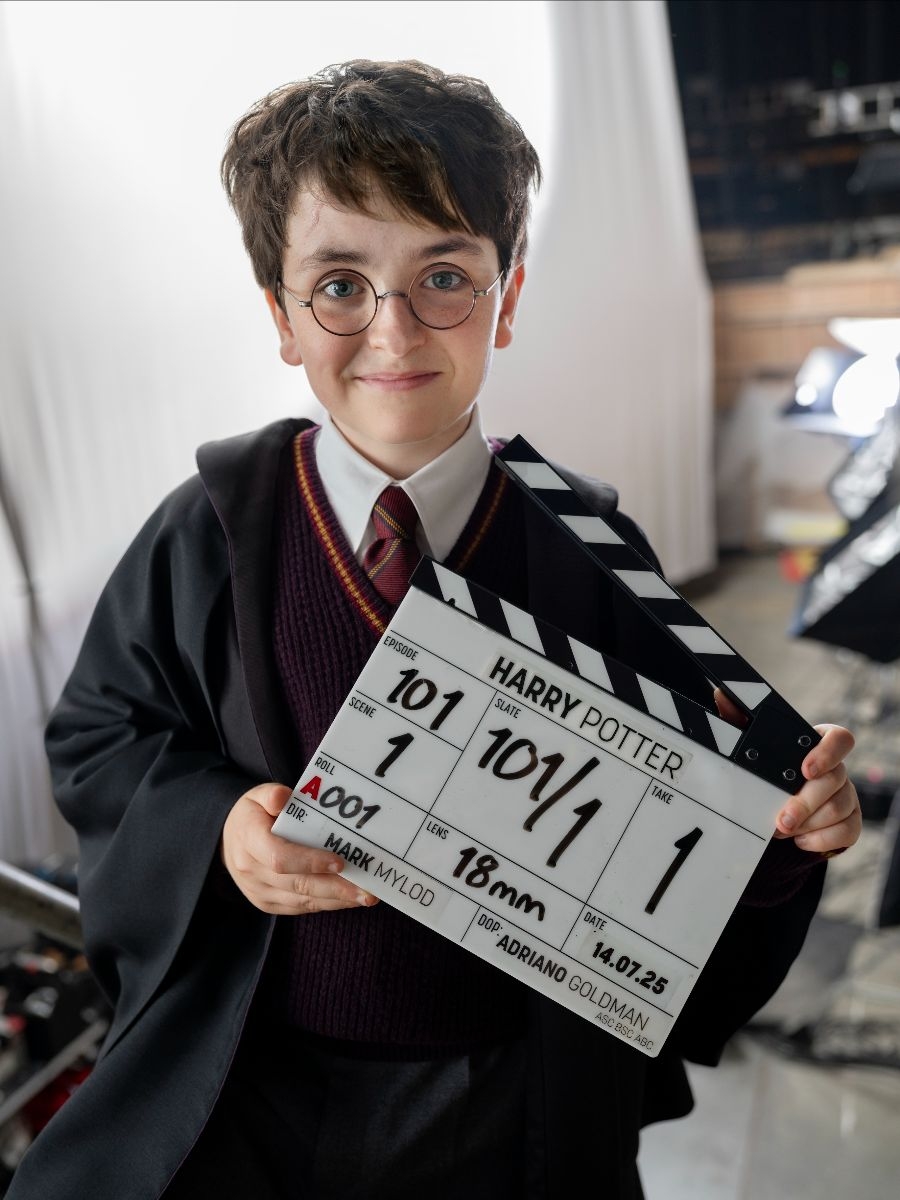 Tạo hình của diễn viên Dominic McLaughlin, 11 tuổi, trong vai Harry Potter. Ảnh: HBO