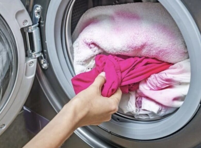 Áo quần bị phai màu sẽ khiến tổng thể outfit của bạn trở nên cũ kỹ, thiếu sức sống và kém chỉn chu dù bạn có phối hợp khéo léo đến đâu