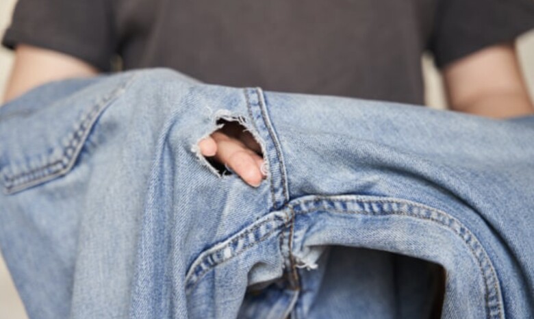 Quần áo rách hay lỗi thời không chỉ làm mất điểm thẩm mỹ mà còn dễ khiến bạn trông luộm thuộm, thiếu tinh tế.