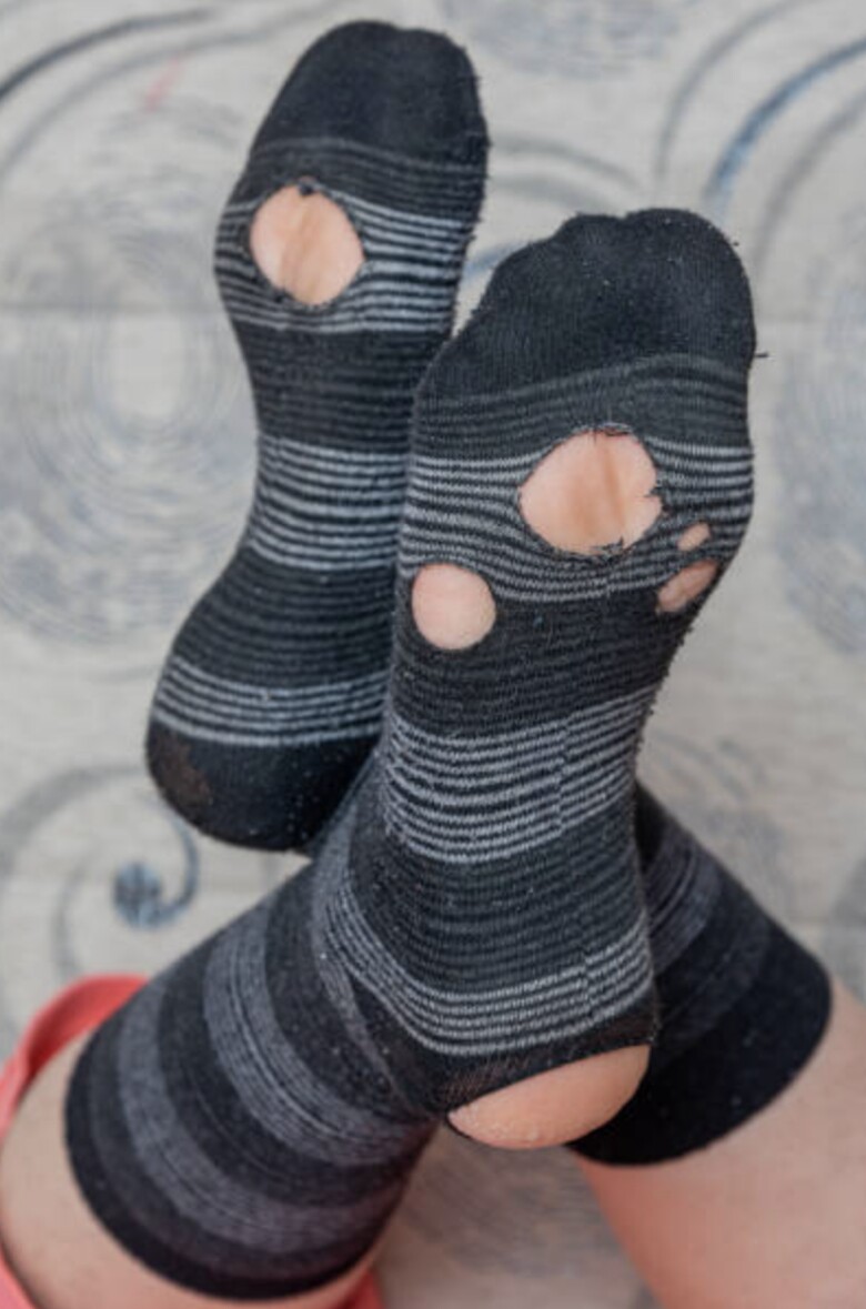 Dù là chi tiết nhỏ, nhưng những đôi tất cũ, xù lông, rách hoặc không cùng màu lại dễ khiến outfit của bạn mất điểm nghiêm trọng.