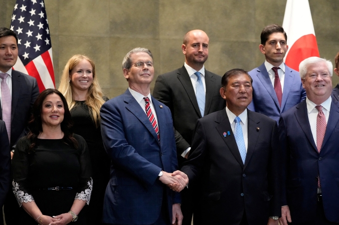 Bộ trưởng Tài chính Mỹ Scott Bessent bắt tay Thủ tướng Nhật Bản Shigeru Ishiba ngày 18/7. Ảnh: Reuters