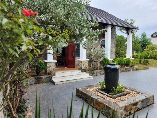 Khu vực trước nhà, hay còn gọi là minh đường, đóng vai trò vô cùng quan trọng trong việc thu hút và lưu giữ năng lượng tích cực cho ngôi nhà.