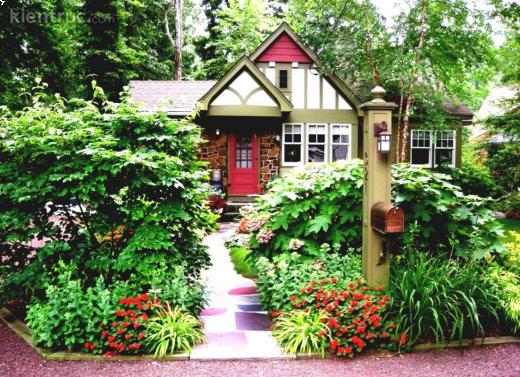 Khu vực trước nhà cần được giữ gìn sạch sẽ và gọn gàng.